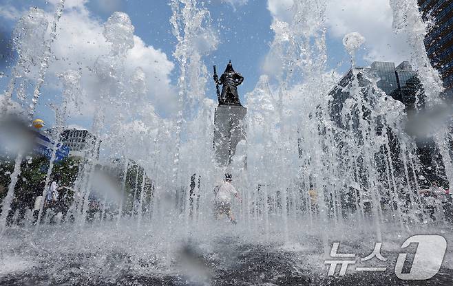 30도 안팎의 낮더위가 이어지고 있는 8일 서울 광화문광장 바닥분수에서 어린이들이 물놀이를 하며 더위를 식히고 있다. 2025.6.8/뉴스1 ⓒ News1 이동해 기자