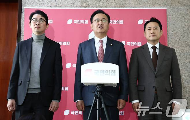 법제사법위원회 소속 국민의힘 유상범 간사와 주진우, 장동혁 의원이 19일 오전 서울 여의도 국회에서 더불어민주당 김건희 여사 상설특검요구안 비판 기자회견을 하고 있다. 2025.3.19/뉴스1 ⓒ News1 김민지 기자