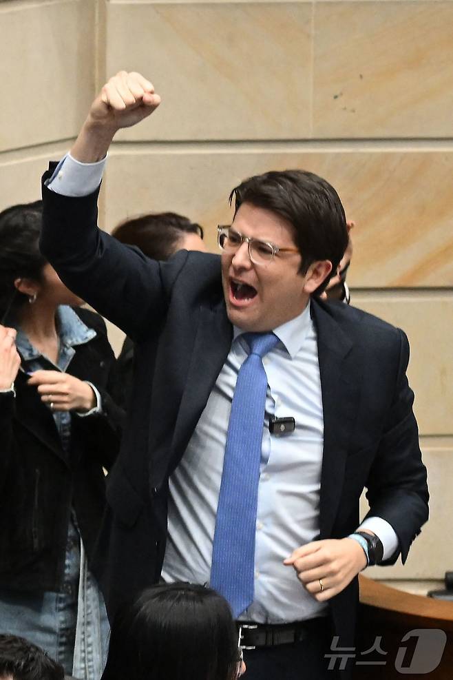 콜롬비아 보수 야권의 유력 대선 후보인 미구엘 우리베 투르바이 상원의원이 7일(현지시간) 보고타에서 선거 유세 도중 피격당했다. 2025.6.7. ⓒ AFP=뉴스1 ⓒ News1 이창규 기자