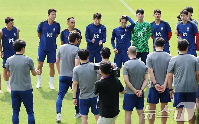 대한민국 축구 국가대표팀 손흥민이 8일 오후 경기도 파주시 축구 국가대표 트레이닝센터(NFC)에서 열린 공개 훈련에서 홍명보 감독의 훈련 지시를 경청한 후 손뼉을 치며 파이팅을 독려하고 있다. 11회 연속 월드컵 본선 진출 금자탑을 쌓은 홍명보호는 오는 10일 서울월드컵경기장에서 쿠웨이트와 2026 국제축구연맹(FIFA) 북중미 월드컵 아시아 지역 3차예선 최종전 을 치른다. 2025.6.8/뉴스1 ⓒ News1 오대일 기자