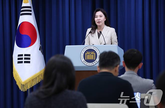 강유정 대통령실 대변인이 8일 서울 용산구 대통령실 청사에서 브리핑룸 개선 관련 브리핑을 하고 있다.  ⓒ News1 박지혜 기자