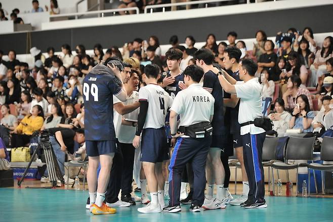 라미레스(가운데) 감독이 7일 네덜란드와 평가전에서 작전타임에 선수들에게 지시하고 있다. 사진 | 대한배구협회