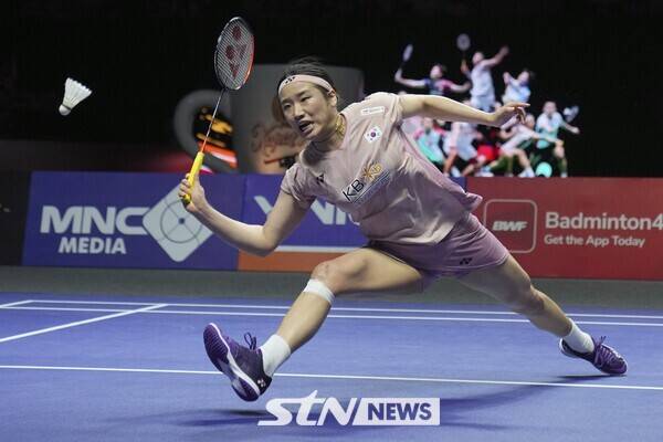 안세영(1위)이 8일(현지시간) 인도네시아 자카르타 이스토라 스타디움에서 열린 세계배드민턴연맹(BWF) 월드투어 슈퍼 1000 인도네시아 오픈 여자 단식 결승에서 왕즈이(2위·중국)와 경기하고 있다. 안세영이 2-1(13-21 21-19 21-15)로 역전승을 거두고 4년 만에 정상을 탈환했다. 사진┃뉴시스/AP