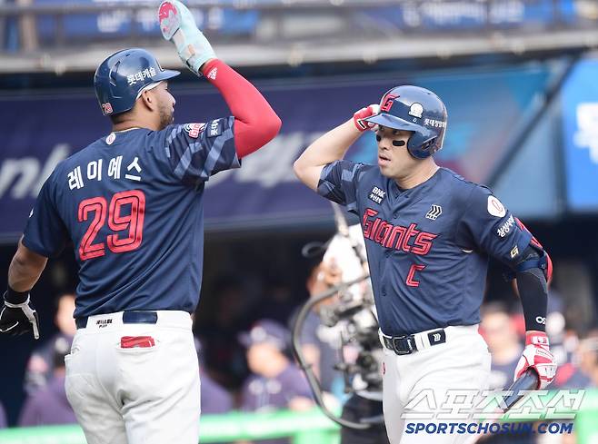 7일 잠실구장에서 열린 두산과 롯데의 경기. 3회 2사 1루. 두산 최승용 상대로 롯데 전준우가 투런홈런을 날렸다. 레이예스와 하이파이브를 나누고 있는 전준우. 잠실=송정헌 기자songs@sportschosun.com/2025.06.07/