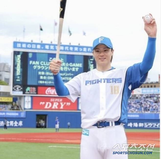 니혼햄 좌완 야마사키는 7일 요코하마와 인터리그 원정경기에서 선발승을 올렸다. 그는 7회 1사 만루에서 2타점 적시타까지 터트렸다. 경기후 배트와 공을 들고 포즈를 취한 야마사키. 사진캡처=니혼햄 파이터스 SNS