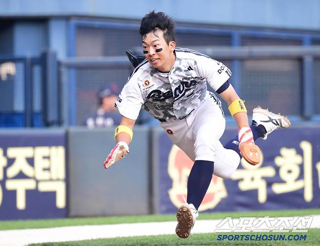 홈 쇄도하는 김민석.