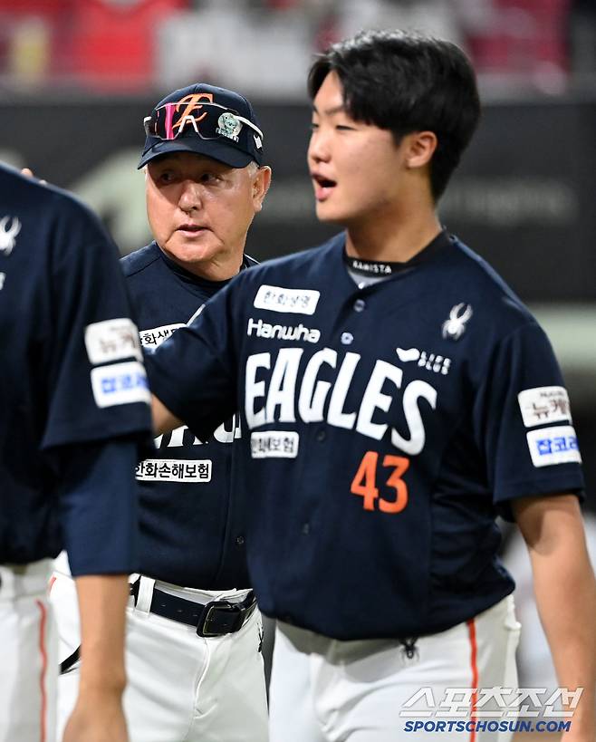 7일 광주KIA챔피언스필드에서 열린 한화와 KIA의 경기,한화가 연장 승부 끝 3대2로 승리했다. 승리의 기쁨을 나누는 김경문 감독과 선수들의 모습.광주=허상욱 기자wook@sportschosun.com/2025.06.07/