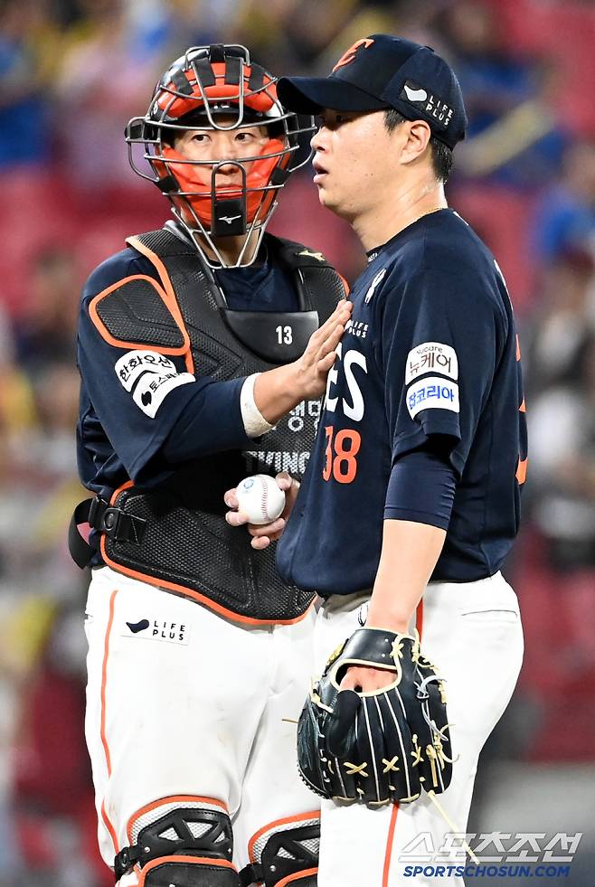 7일 광주KIA챔피언스필드에서 열린 한화와 KIA의 경기,연장 11회말 한화 포수 최재훈이 위기를 맞은 투수 김종수를 다독이고 있다. 광주=허상욱 기자wook@sportschosun.com/2025.06.07/