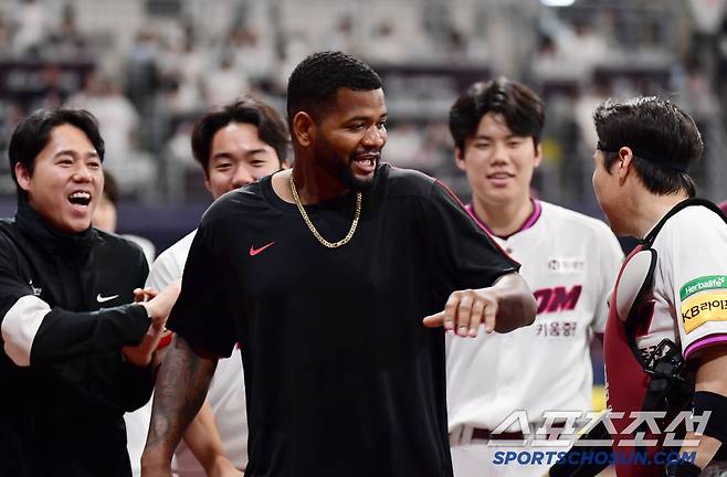 1일 고척돔에서 열린 KBO리그 키움과 두산의 경기. 키움이 두산에 1대 0으로 승리했다. 경기 종료 후 승리 투수가 된 알칸타라를 축하해주는 키움 선수들. 고척=송정헌 기자songs@sportschosun.com/2025.06.01/