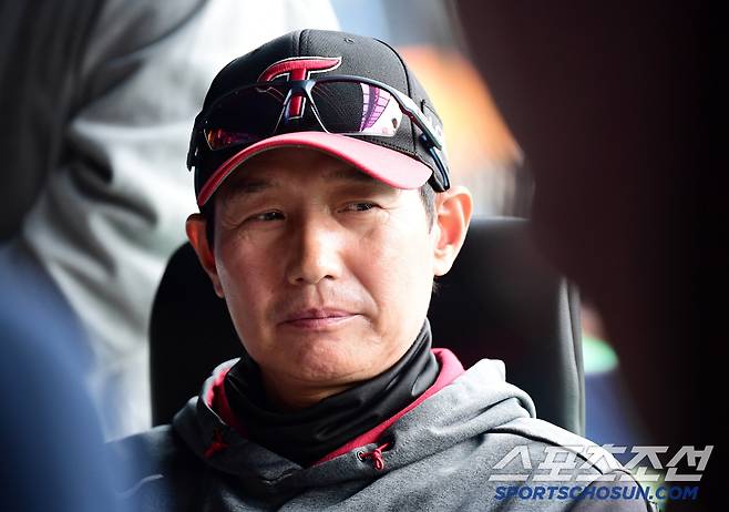 12일 잠실야구장에서 열리는 KBO리그 LG와 두산의 경기. 인터뷰하는 염경엽 감독. 잠실=송정헌 기자songs@sportschosun.com/2025.04.12/