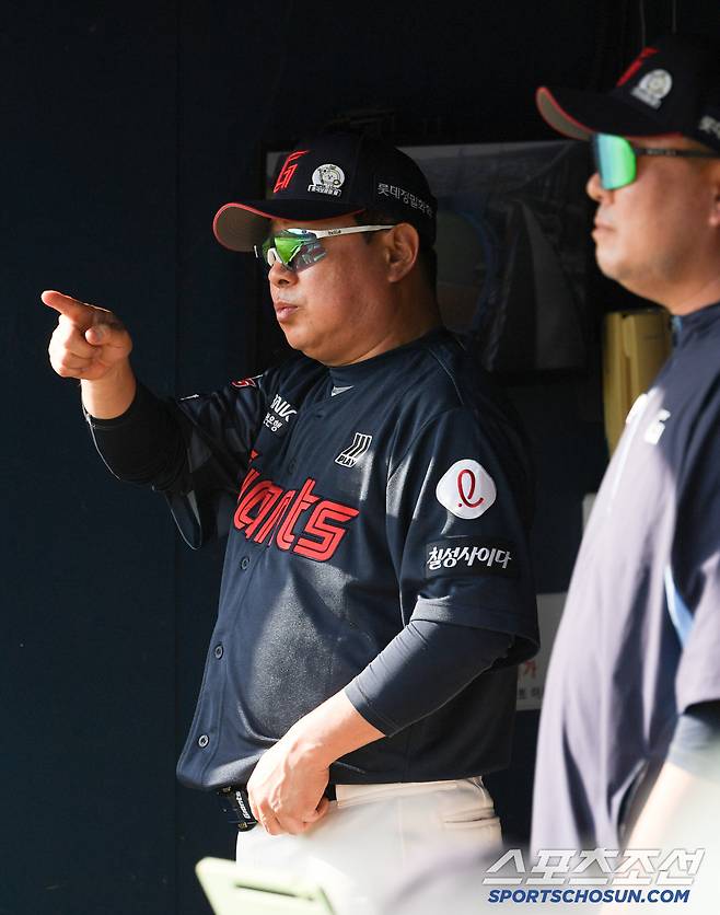 6일 잠실구장에서 열린 두산 베어스와 롯데 자이언츠의 경기. 롯데 김태형 감독이 포수 유강남 볼배합에 불만을 표하고 있다. 잠실=박재만 기자 pjm@sportschosun.com/2025.06.06/