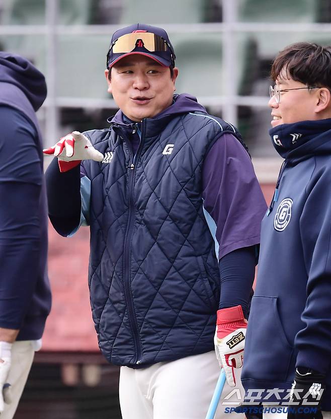 25일 인천 SSG랜더스필드에서 KBO리그 SSG와 롯데의 경기가 열린다. 선수들 훈련 돕는 롯데 정상호 코치. 인천=송정헌 기자songs@sportschosun.com/2025.03.25/