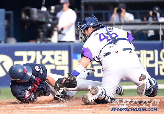 8일 잠실구장에서 열린 두산과 롯데의 경기. 2회초 2사 2루. 정보근의 안타 때 정훈이 홈으로 쇄도했으나 태그아웃을 당하고 있다. 잠실=송정헌 기자songs@sportschosun.com/2025.06.08/