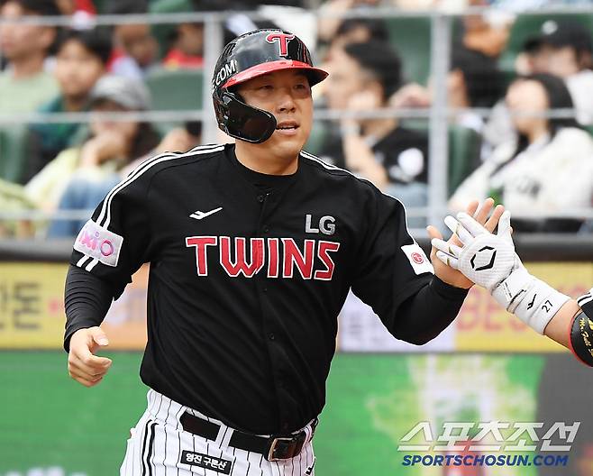 24일 인천 SSG랜더스필드에서 열린 LG-SSG전. 3회초 2사 2루 문보경의 적시타 때 득점한 김현수가 환영받고 있다. 인천=정재근 기자 cjg@sportschosun.com/2025.5.24/