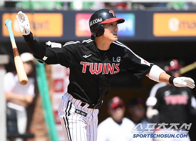 25일 인천 SSG랜더스필드에서 열린 LG-SSG전. 3회초 2사 1루 신민재가 안타를 치고 있다. 있다. 인천=정재근 기자 cjg@sportschosun.com/2025.5.25/