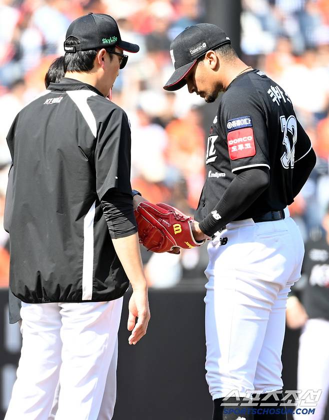 3일 대전 한화생명볼파크에서 열린 KT와 한화의 경기, 5회말 KT 쿠에바스가 마운드를 내려가고 있다. 대전=허상욱 기자wook@sportschosun.com/2025.06.03/