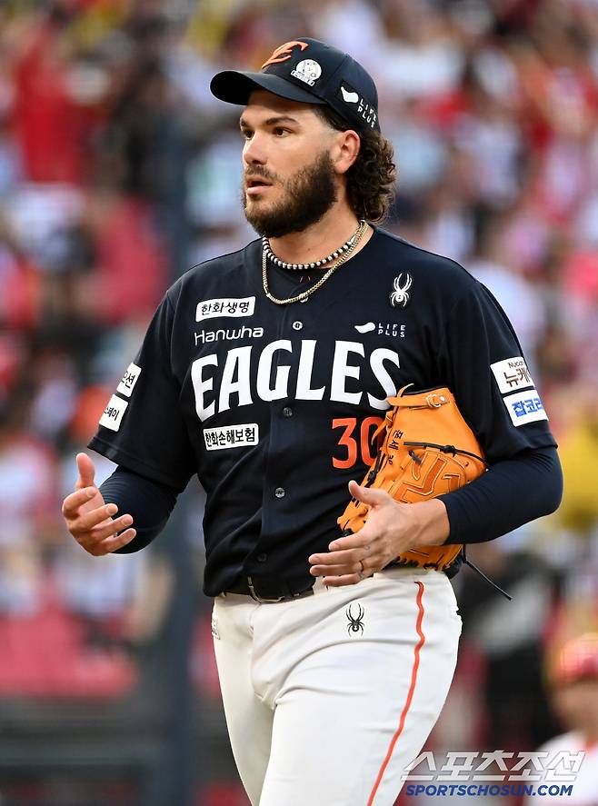 8일 광주 KIA챔피언스필드에서 열린 한화와 KIA의 경기, 5회말 투구를 마친 폰세가 더그아웃으로 향하고 있다. 광주=허상욱 기자wook@sportschosun.com/2025.06.08/