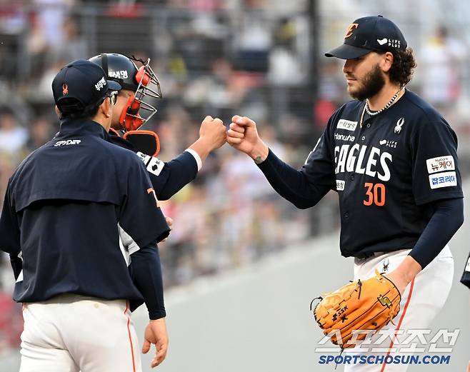 8일 광주 KIA챔피언스필드에서 열린 한화와 KIA의 경기, 6회말 폰세가 교체되며 마운드를 내려가다 포수 최재훈과 주먹을 맞대고 있다. 광주=허상욱 기자wook@sportschosun.com/2025.06.08/