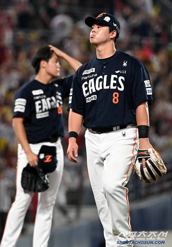 8일 광주 KIA챔피언스필드에서 열린 한화와 KIA의 경기, 연장 10회말 1사 1,2루 한화 노시환이 KIA 고종욱의 땅볼때 2루 악송구를 범하며 끝내기 패배를 당하자 허탈해하고 있다. 광주=허상욱 기자