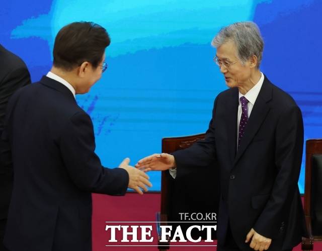 임기 시작과 함께 이재명 대통령이 받는 5개 형사 재판이 계속 열릴 수 있을지 관심이 모인다. 법조계에서는 더불어민주당이 주도한 이른바 '대통령 재판 중지법'이 국회 본회의를 통과하면 이 대통령 재판이 임기 중 진행될 가능성은 높지 않다고 전망하고 있다. 이 대통령이 지난 4일 오전 국회 로텐더홀에서 열린 '취임선서'에서 조희대 대법원장과 악수하고 있다. /국회사진기자단