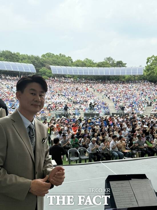 7일 서울 광진구 능동 어린이대공원 야외무대서 진행된 광진구 편 '전국노래자랑' 사전녹화 현장은 유독 후끈했다. 이날 녹화편은 오는 8월 초 TV를 통해 전국 시청자들과 만난다. /강일홍 기자
