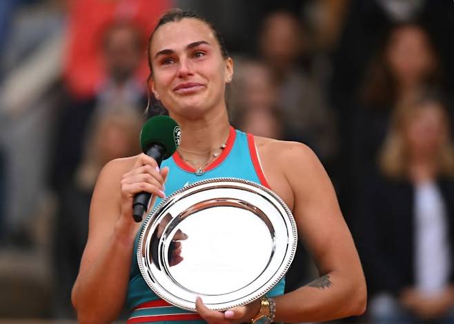 아리나 사발렌카가 7일 2025 롤랑가로스 여자단식 결승에서 코코 고프한테 세트스코러 1-2로 역전패를 당해 준우승에 그친 뒤 시상식에서 울먹이고 있다. 사진/롤랑가로스