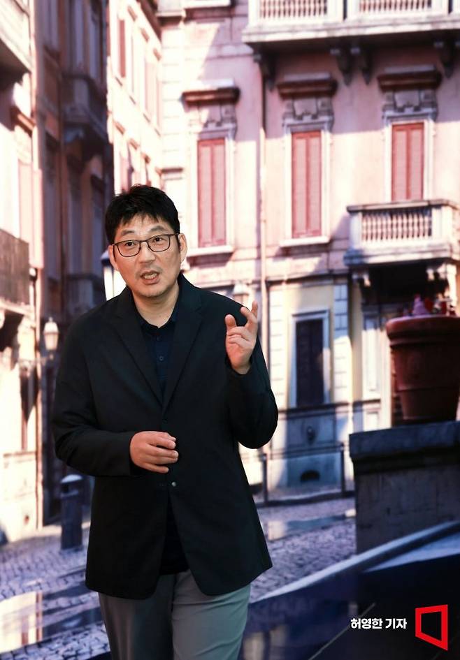 네이버 장준기 테크 플랫폼 부문장이 성남시 분당구 네이버 본사에서 아시아경제와 인터뷰하며 크리에이터 영상 촬영을 위한 모션스튜디오에 유럽풍의 배경화면을 띄워 보여주고 있다. 허영한 기자