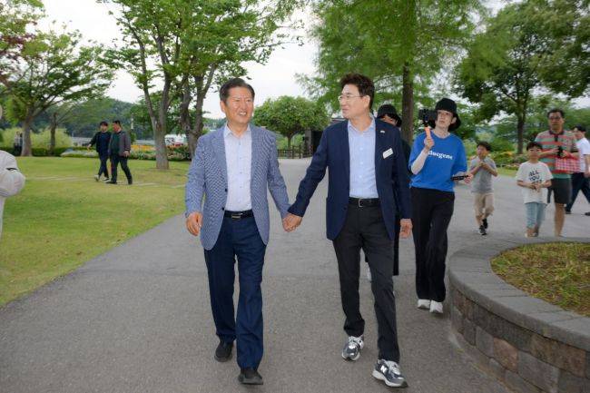 정청래 의원·노관규 시장, 순천만국가정원 산책. 순천시 제공