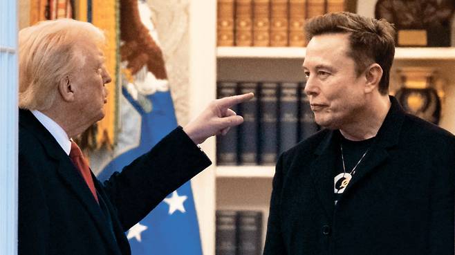 지난 3월 14일 미국 워싱턴 DC 백악관에서 도널드 트럼프(왼쪽) 대통령이 일론 머스크 당시 정부효율부 수장과 이야기하면서 굳은 표정으로 그를 향해 삿대질을 하고 있다. 지난해 대통령 선거 때부터 이어졌던 두 사람의 끈끈한 관계는 감세 법안을 두고 갈등이 걷잡을 수 없이  격화되면서 결국 파국에 이르렀다. /AFP 연합뉴스