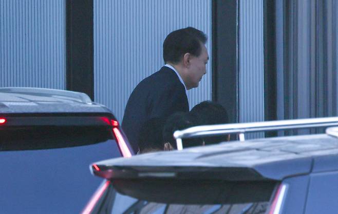 내란 수괴 혐의로 체포된 윤석열 대통령이 2025년 1월15일 경기 과천 고위공직자범죄수사처 청사 정문에 마련된 포토라인을 피해 후문으로 들어가고 있다. /조인원 기자