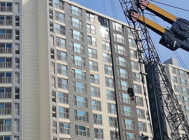 지난 5일 밤 인덕원∼동탄 복선전철 공사 현장에서 아파트 건물로 넘어진 천공기(지반을 뚫는 건설장비)를 철거하는 작업이 사고 이틀 만에 완료됐다. /연합뉴스