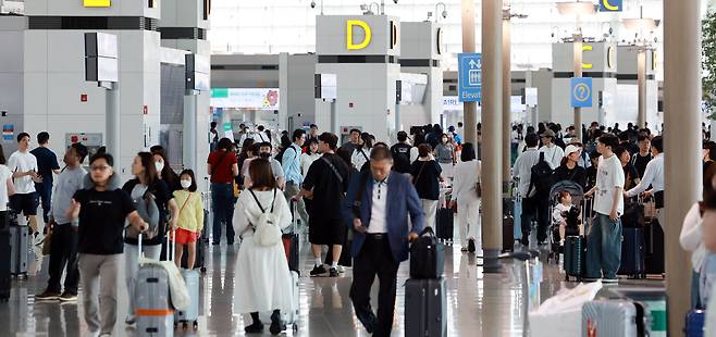 현충일 연휴가 시작된 지난 6일 오전 인천국제공항 제1터미널 출국장이 관광객들로 붐비고 있다. /뉴스1
