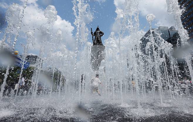 30도 안팎의 낮더위가 이어지고 있는 8일 서울 광화문광장 바닥분수에서 어린이들이 물놀이를 하며 더위를 식히고 있다./뉴스1