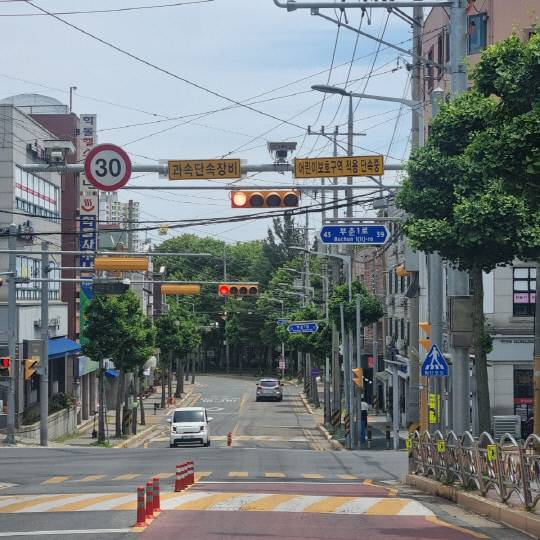6일, 학돌초등학교 앞 교차로. 실질적인 차량이나 보행자 통행이 거의 없는 상황임에도 평일과 동일한 신호 주기가 유지돼 운전자 불편을 초래했다는 지적이 나왔다. 독자 제공