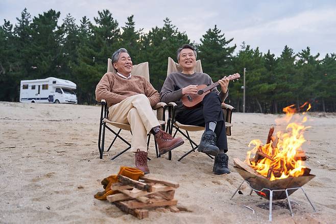 수십 년 세월을 함께 보내야만 ‘절친’이 될 수 있는 것은 아니다. 서로 마음을 나누는 시간을 보낼 수만 있다면 300시간이면 충분하다. 게티이미지