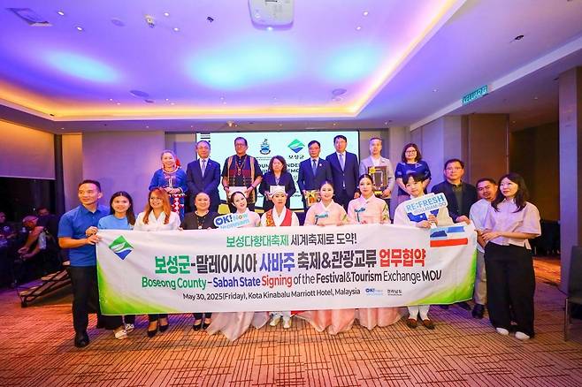 전남도와 전남관광재단, 보성군은 지난달 30일 말레이시아 사바주에서 보성다향대축제와카마탄 축제의 교류를 위한 업무협약을 체결했다. 전남관광재단 제공