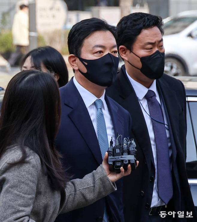 윤석열 대통령 체포 방해 혐의를 받는 김성훈 대통령경호처 차장이 3월 21일 서울 마포구 서울서부지방법원에서 구속 전 피의자 심문(영장실질심사)을 위해 법정으로 향하며 취재진의 질문에 답하고 있다. 동아일보 DB