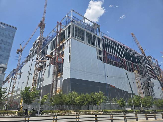 충북 청주시의 SK하이닉스 M15X 공장 건설 현장. 20조 원을 투자해 올해 11월 준공 예정이다. 이곳은 최신 D램 양산 시설로 고대역폭메모리(HBM) 반도체 생산 전진기지가 될 것으로 보인다. 청주=박현익 기자 beepark@donga.com