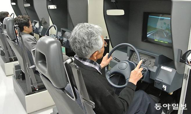 (자료사진) 2017년 일본 도야마시 도야마자동차강습소에서 고령의 운전자들이 운전면허 갱신 시험을 치르고 있다. 동아일보 DB