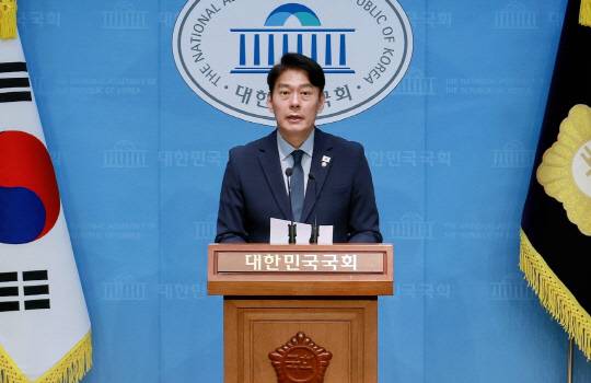 지난 5월3일 더불어민주당 제21대 대선 중앙선거대책위원회 대변인으로서 국회 소통관에서 브리핑하는 한민수 민주당 대변인.<한민수 국회의원 페이스북 사진 갈무리>