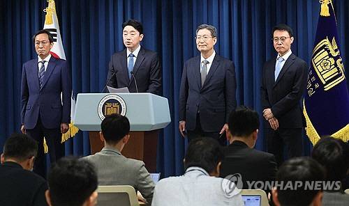 강훈식 대통령 비서실장이 8일 용산 대통령실에서 정무·홍보·민정 수석 인선을 발표하고 있다. 왼쪽부터 우상호 정무수석, 강 비서실장, 오광수 민정수석, 이규연 홍보소통수석. [연합뉴스]