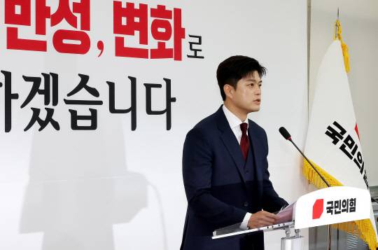 김용태 국민의힘 비상대책위원장이 8일 국회에서 기자회견을 열고 당 개혁 과제 등을 설명하고 있다. [연합뉴스]