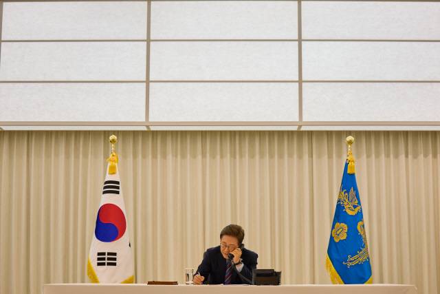 지난 6일 이재명 대통령이 서울 한남동 관저에서 도널드 트럼프 미국 대통령과 전화 통화를 하는 모습. 대통령실 제공.