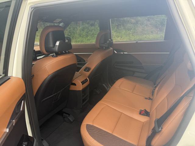 토레스 하이브리드 2열 모습.