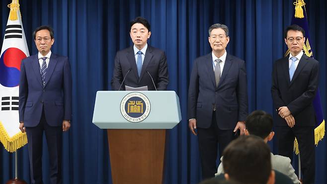 대통령실 정무·홍보·민정수석 인선     (서울=연합뉴스) 한상균 기자 = 강훈식 대통령 비서실장이 8일 용산 대통령실에서 정무,홍보,민정 수석 인선을 발표하고 있다.     왼쪽부터 우상호 정무수석, 강 비서실장, 오광수 민정수석, 이규연 홍보소통수석. 2025.6.8     xyz@yna.co.kr (끝)