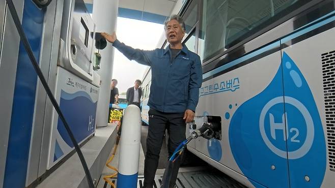 김영욱 한국가스기술공사 함덕 그린수소 충전소 현장소장이 수소버스 충전과정을 시연하고 있다. 사진 출처 : 환경부 기자단