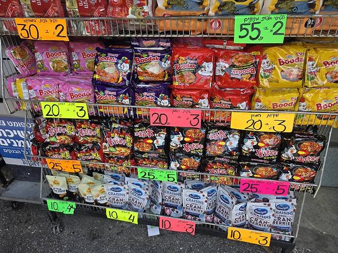 002.jpeg 불닭볶음면 해외 인기 근황 (+한국식 매운맛 과자 인기)