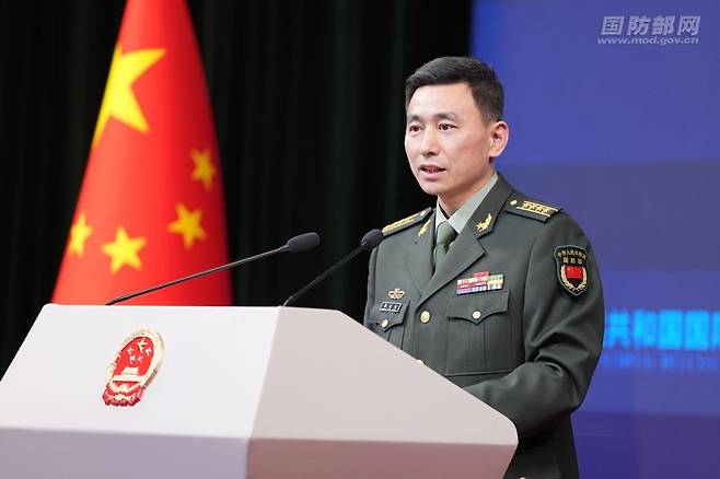 도널드 트럼프 미국 대통령이 미국 본토를 보호하기 위한 차세대 방공시스템 '골든 돔' 구축 계획을 공식 발표한 가운데, 지난달 30일 중국 국방부가 이를 강력히 비판하며 우주 군비 경쟁을 초래할 수 있다고 경고했다. 장샤오강 중국 국방부 대변인의 정례브리핑 모습. 뉴시스