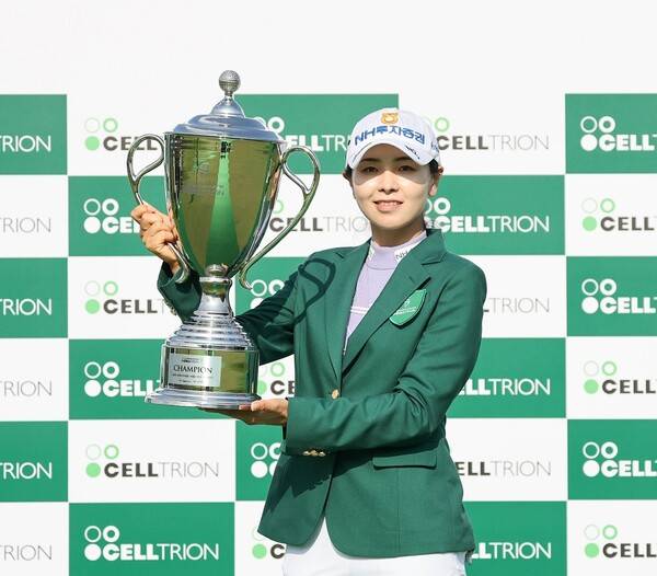 2025년 한국여자프로골프(KLPGA) 투어 셀트리온 퀸즈 마스터즈 우승을 차지한 이가영 프로가 우승 트로피를 들고 기념 촬영하는 모습이다. 사진제공=KLPGA