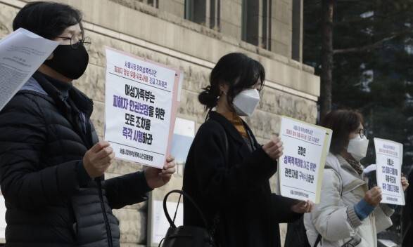 서울시장위력성폭력사건 공동행동 활동가들이 2020년 12월28일 서울시청광장에서 기자회견을 열어 고 박원순 전 서울시장 성폭력 사건의 피해자 정보가 유출된 사안에 대해 유감을 표하고 있다. 김혜윤 기자 unique@hani.co.kr